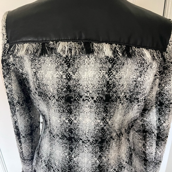 Womens tweed jacket in black and white … A wardrobe essential - Picture 2 of 3